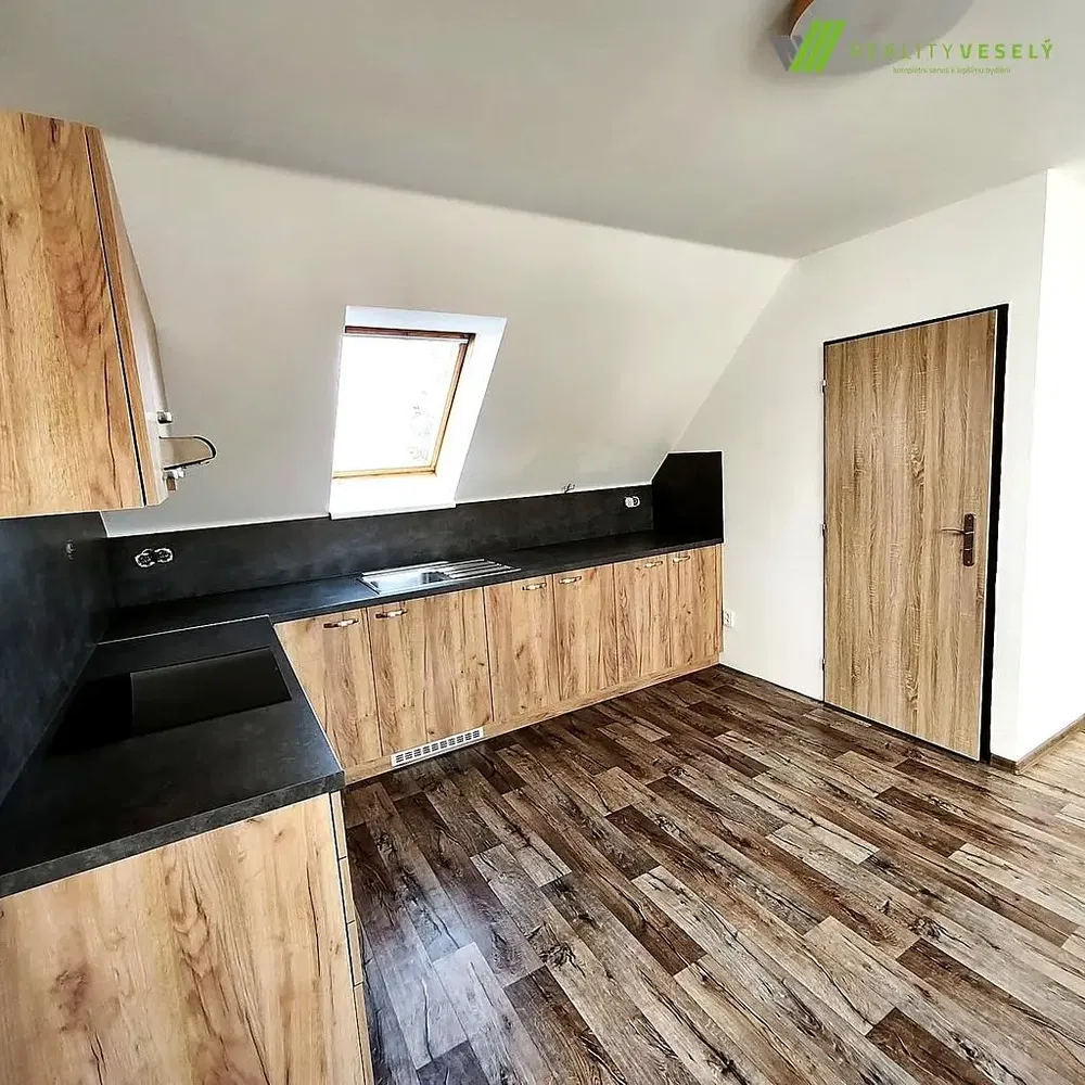 Cucina; pavimento in legno, luce naturale, stile moderno
