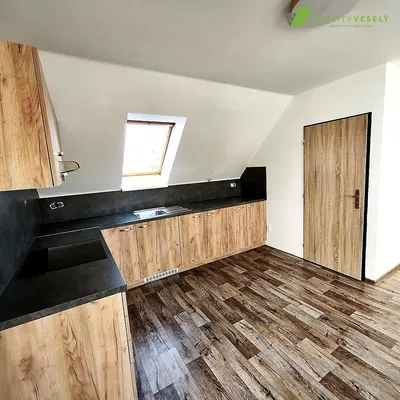 Cucina; pavimento in legno, luce naturale, stile moderno