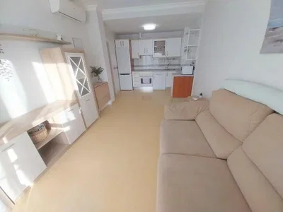 Oturma odası; doğal ışık, mutfak aletleri