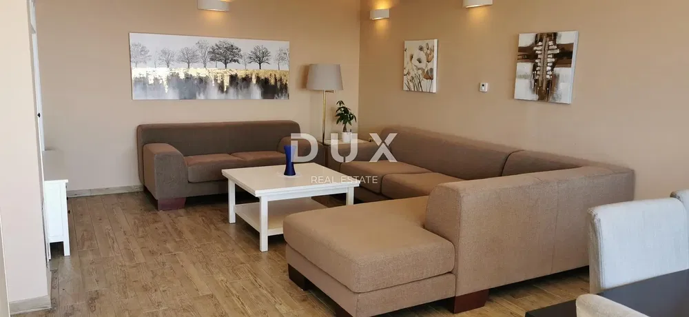 Oturma odası; modern stil, ahşap zemin, doğal ışık