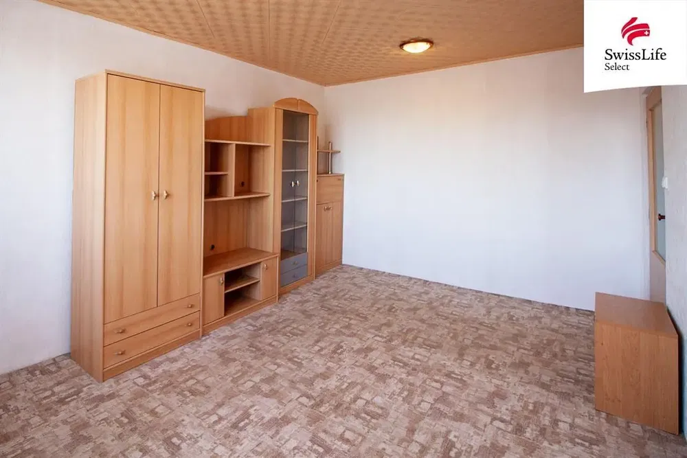 Yatak odası; ahşap zemin, tadilat gerekiyor