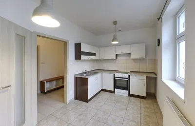 Mutfak; mutfak aletleri, fayans zemin, doğal ışık