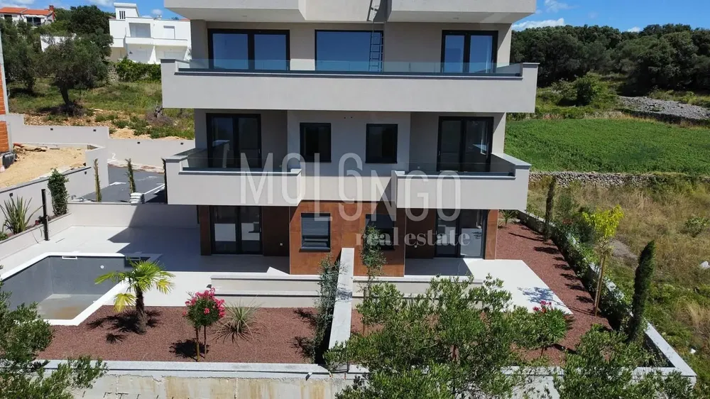 Maison et environs; vue