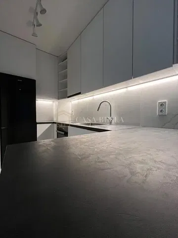 Kuhinja; kućanski aparati, renoviran, prirodna svjetlost