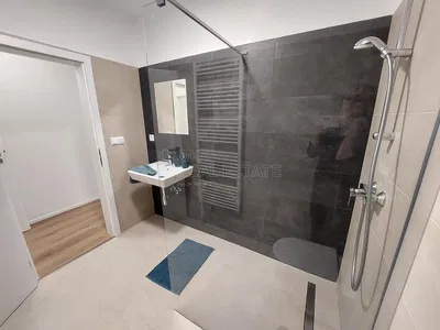 Badkamer; tegelvloer, gerenoveerd, natuurlijk licht, moderne stijl