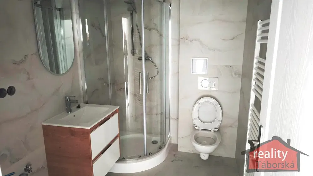 Koupelna; dlažba, po rekonstrukci, přirozené světlo, moderní styl