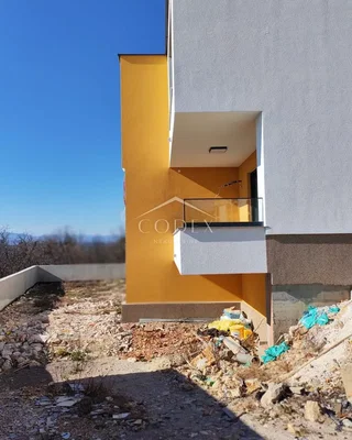 Balkon; tadilat gerekiyor, manzara