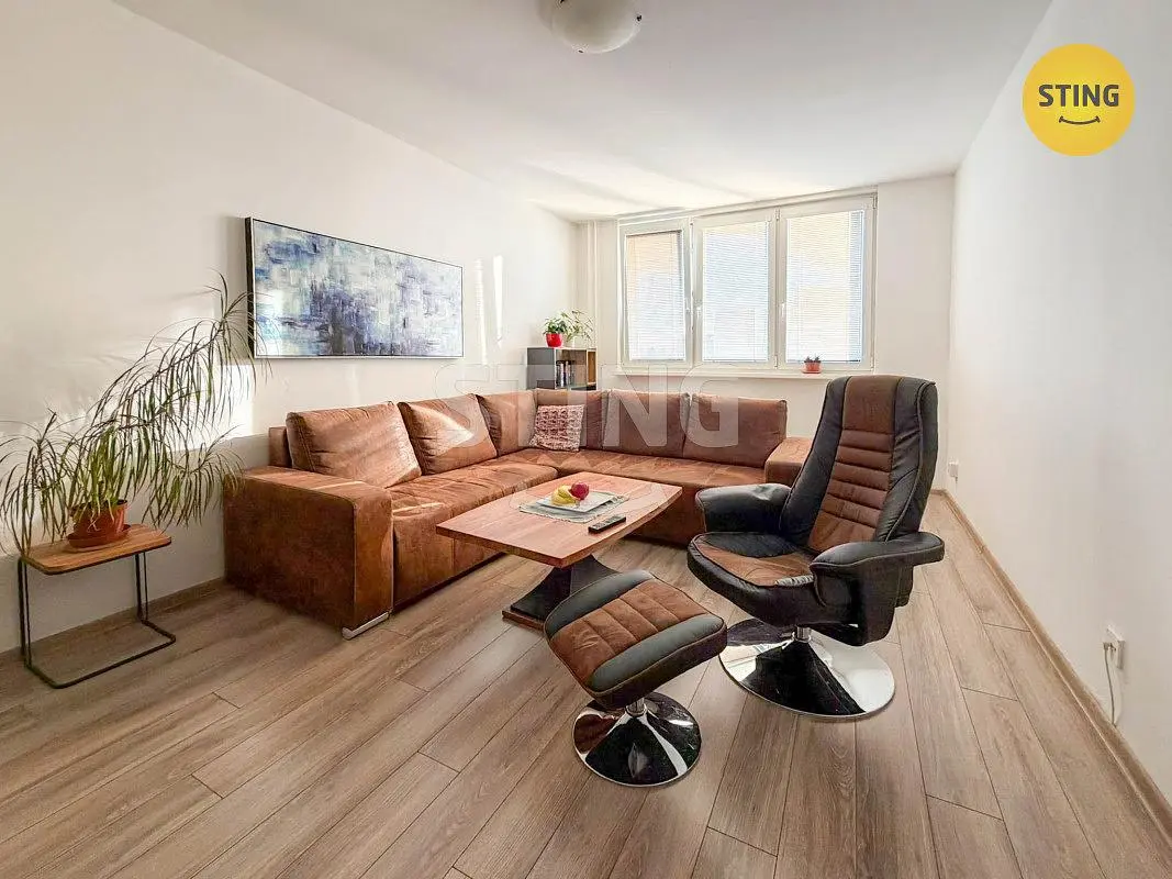 Oturma odası; modern stil, ahşap zemin, doğal ışık