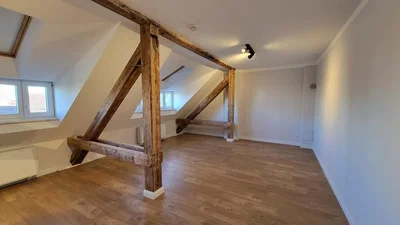 Kinderzimmer; holzbalken, holzboden, tageslicht