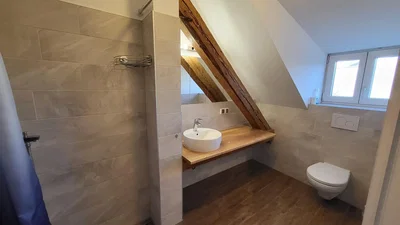 Badezimmer; fliesenboden, holzbalken, tageslicht, renoviert