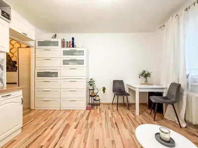 Cuisine; parquet, lumière naturelle, style moderne