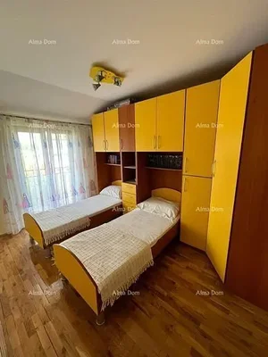 Dětský pokoj; dřevěná podlaha, přirozené světlo