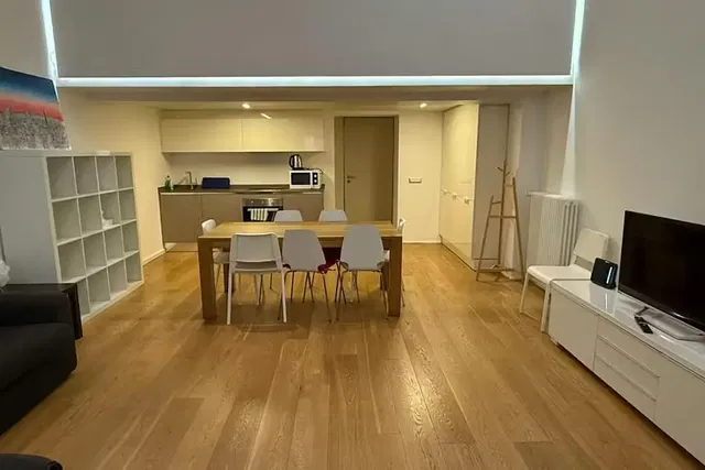 Wohnzimmer; küchengeräte, holzboden, tageslicht, moderner stil