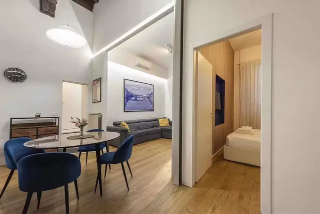 Soggiorno; pavimento in legno, luce naturale