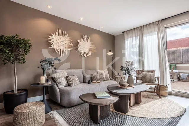 Хол; естествена светлина, модерен стил