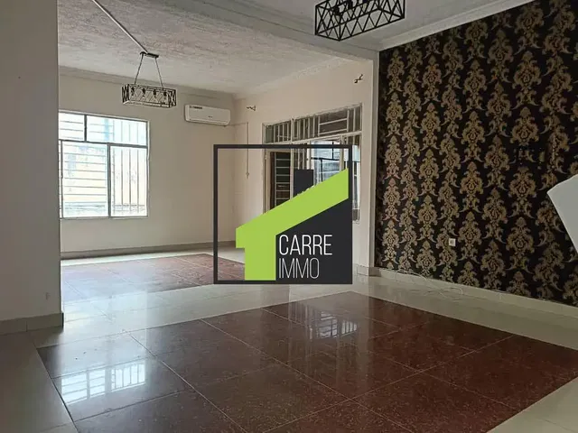 Wohnzimmer; fliesenboden, tageslicht