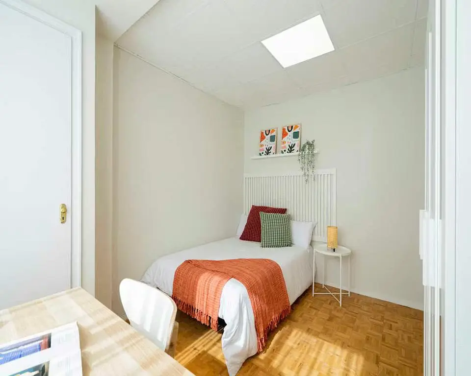 Schlafzimmer; tageslicht, holzboden, moderner stil