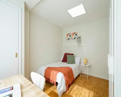 Schlafzimmer; tageslicht, holzboden, moderner stil