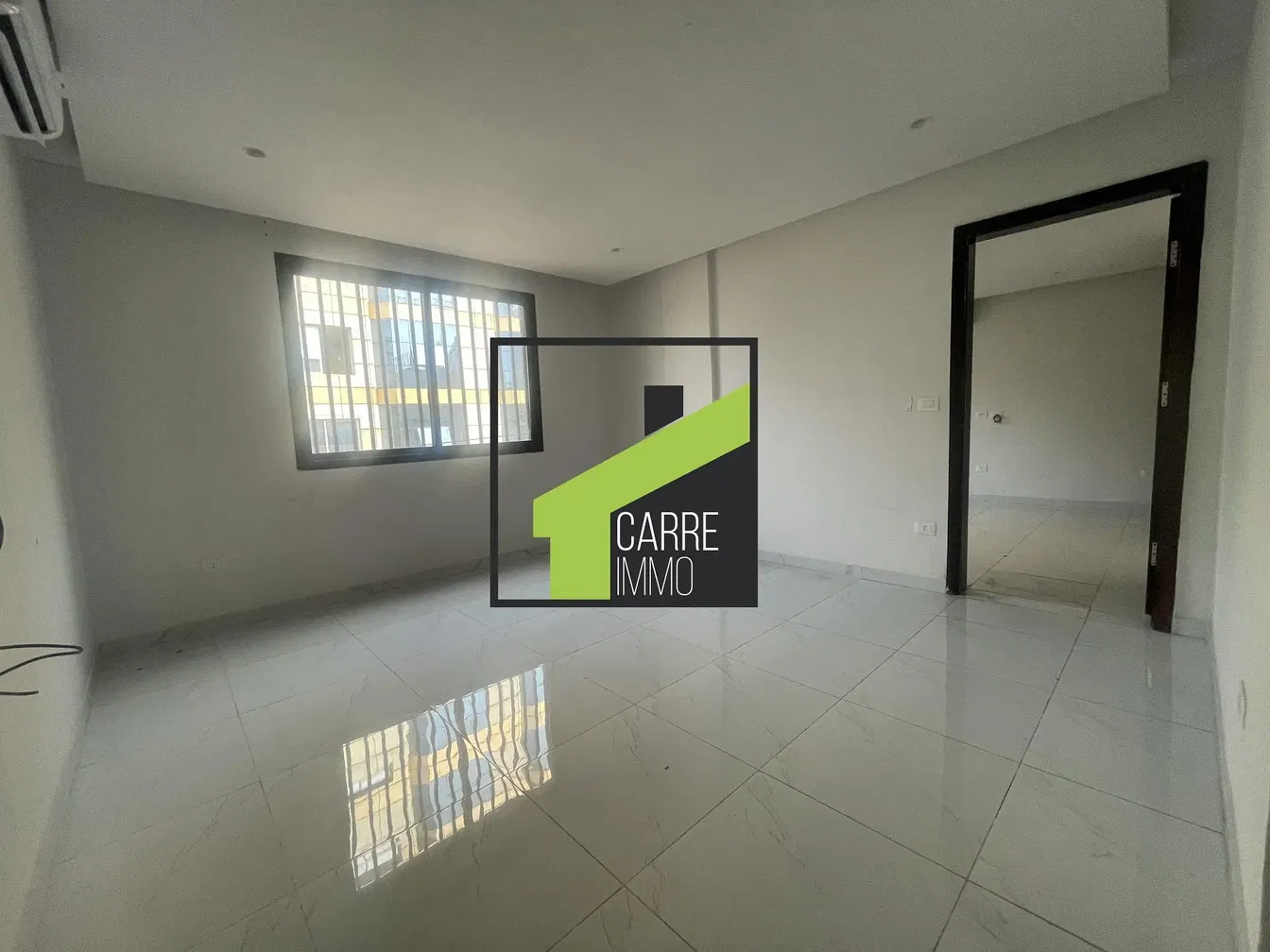 Soggiorno; pavimento in piastrelle, luce naturale