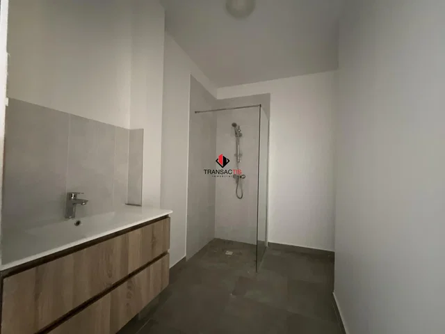 Baño; suelo de baldosas, luz natural, renovado