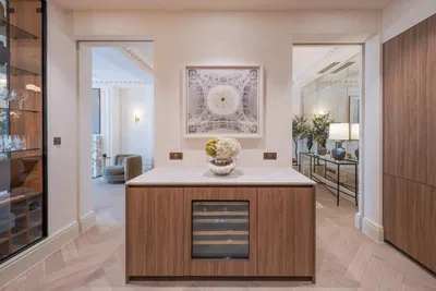 Kuchyně; dřevěná podlaha, přirozené světlo, moderní styl