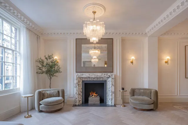 Wohnzimmer; kamin, tageslicht, moderner stil