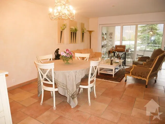 Wohnzimmer; fliesenboden, tageslicht, rustikaler stil, blick