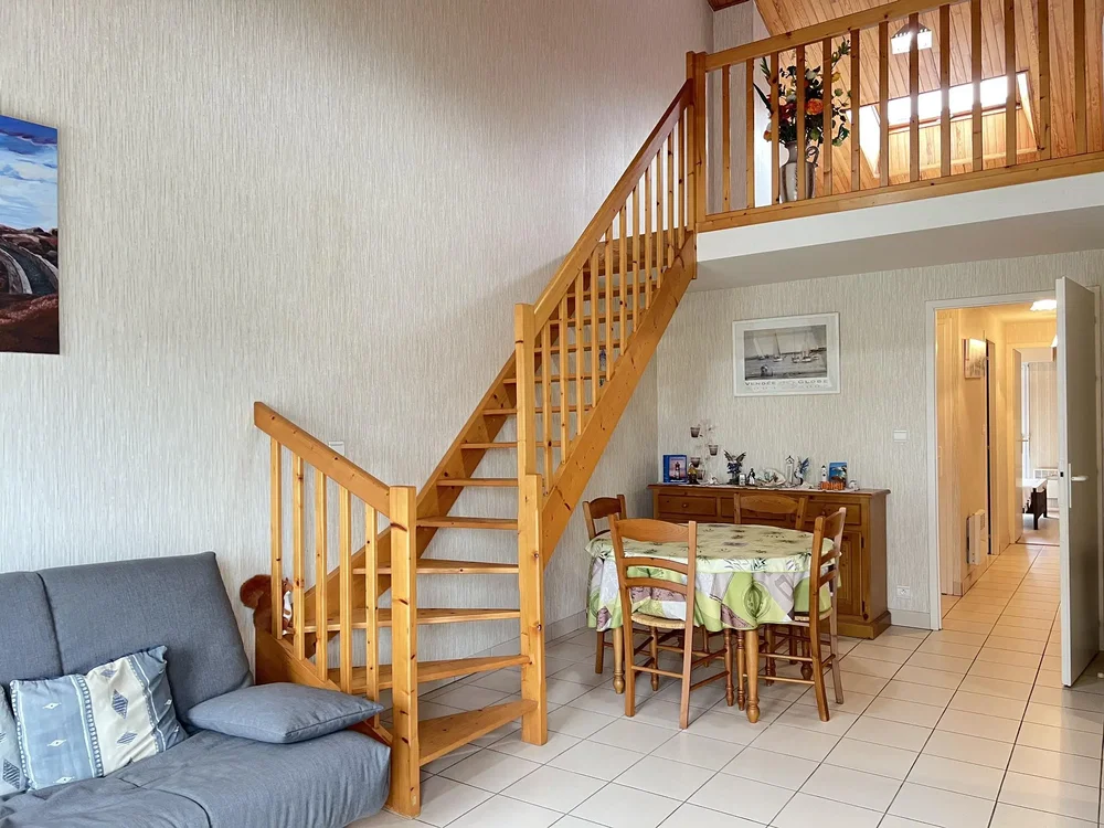 Дневна соба; плочице, природно светло