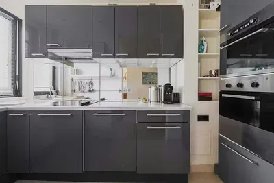 Küche; küchengeräte, tageslicht, moderner stil