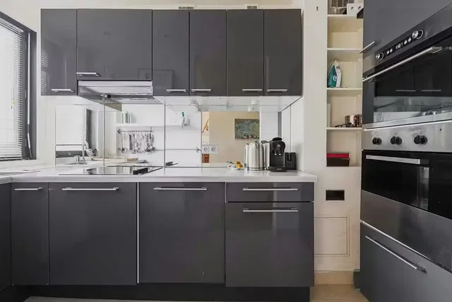 Cucina; elettrodomestici, luce naturale, stile moderno