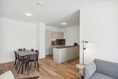 Dnevni boravak; moderan stil, drveni pod, prirodna svjetlost