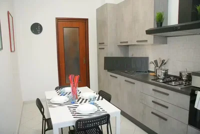 Kuchyně; kuchyňské spotřebiče, dlažba, přirozené světlo