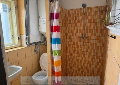 Banyo; fayans zemin, tadilat gerekiyor, doğal ışık