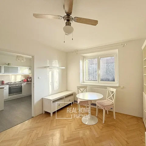 Soggiorno; pavimento in legno, luce naturale