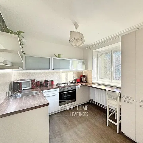 Cucina; elettrodomestici, luce naturale, stile moderno