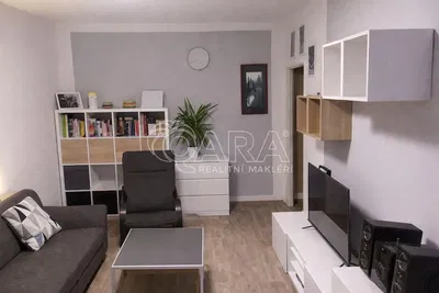 Oturma odası; modern stil, ahşap zemin, doğal ışık