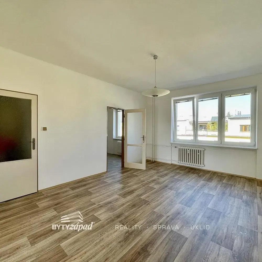Salón; suelo de madera, luz natural, renovado