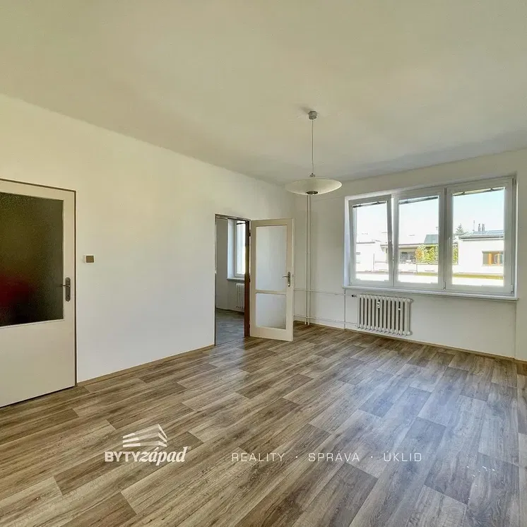 Salón; suelo de madera, luz natural, renovado