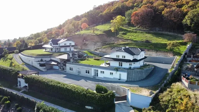 Dom a okolie; výhľad