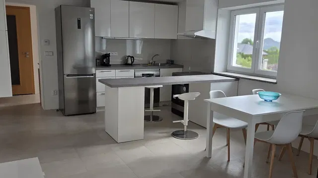 Kuchyňa; kuchynské spotrebiče, dlažba, prirodzené svetlo, moderný štýl