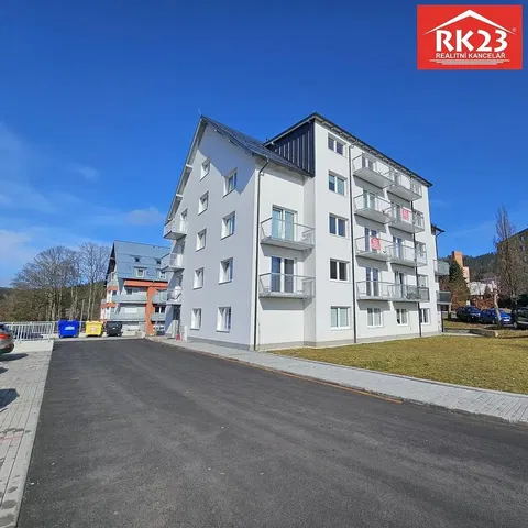 Къща и околности