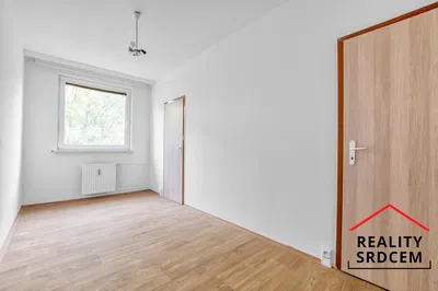 Dormitorio; luz natural, suelo de madera, renovado