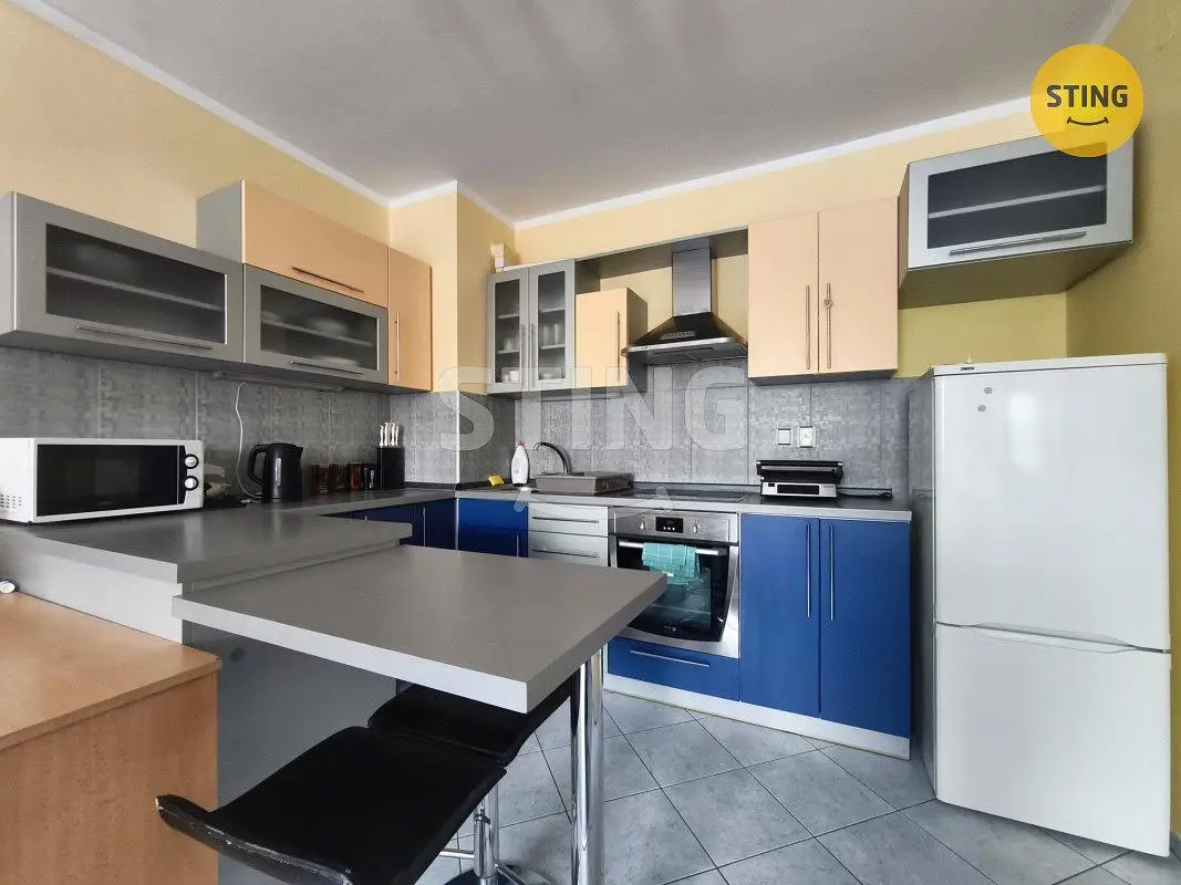 Кухня; кухненски уреди, плочки, ремонтиран, естествена светлина, модерен стил