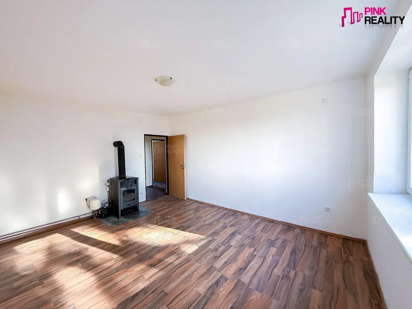 Soggiorno; camino, pavimento in legno, luce naturale