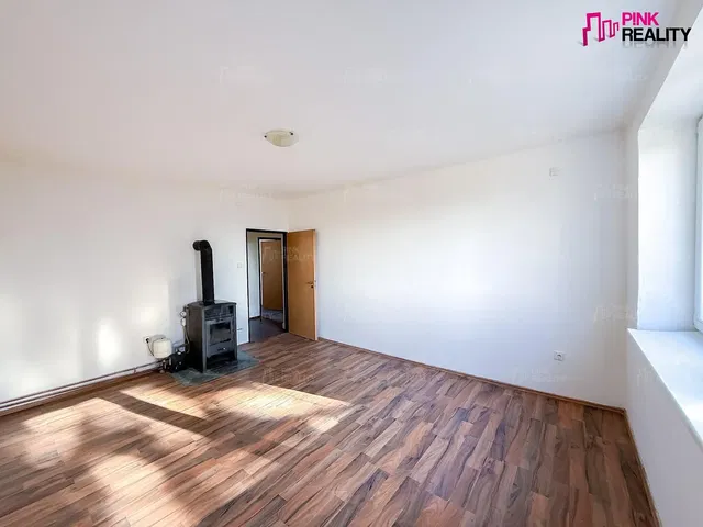 Soggiorno; camino, pavimento in legno, luce naturale