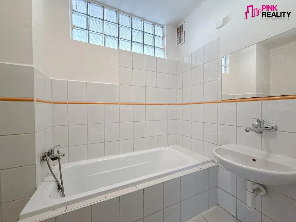 Bagno; pavimento in piastrelle, luce naturale, ristrutturato