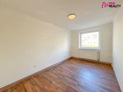 Camera da letto; pavimento in legno, luce naturale