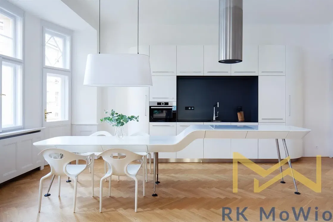 Kuchnia; sprzęt kuchenny, styl nowoczesny, podłoga drewniana, światło dzienne, wyremontowany