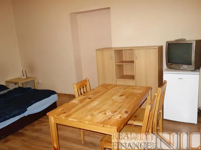 Camera da letto; pavimento in legno, stile rustico