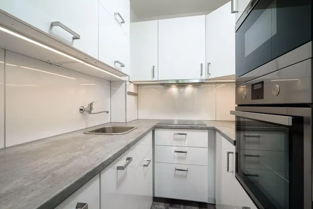 Kuchyňa; kuchynské spotrebiče, po rekonštrukcii, prirodzené svetlo, moderný štýl